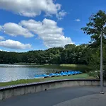 Na Morenowym Wzgorzu, Nad Jeziorem