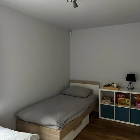 Na Morenowym Wzgorzu, Nad Jeziorem Nyaraló Mierzyn