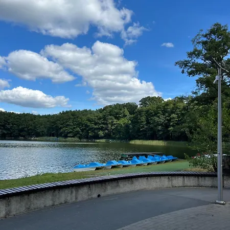 Na Morenowym Wzgorzu, Nad Jeziorem