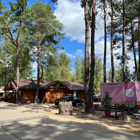 Na Morenowym Wzgorzu, Nad Jeziorem