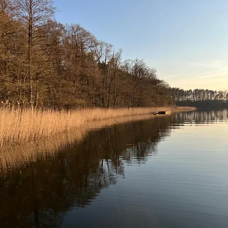 Na Morenowym Wzgorzu, Nad Jeziorem
